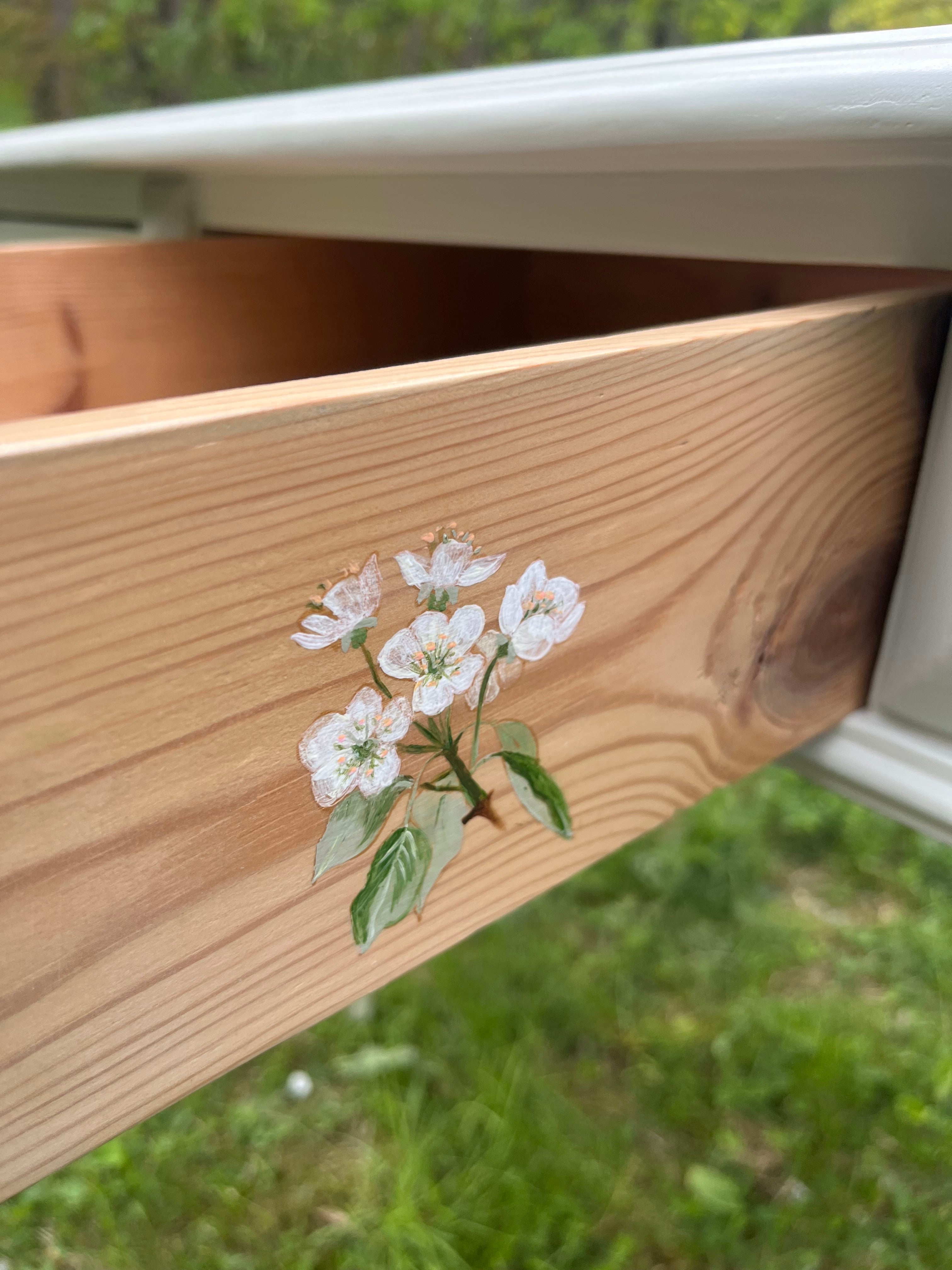 Skrivbord med handmålade detaljer.