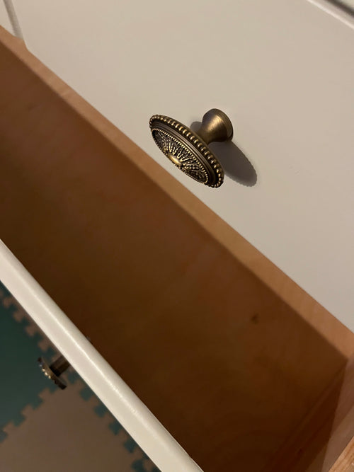 Byrå i massiv furu