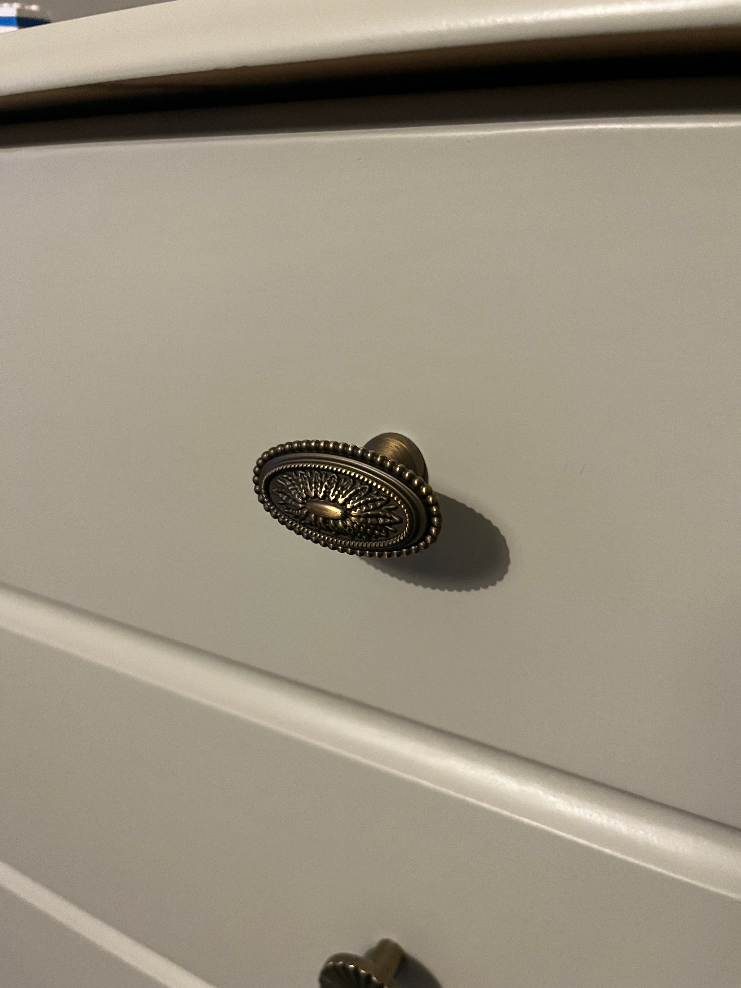 Byrå i massiv furu