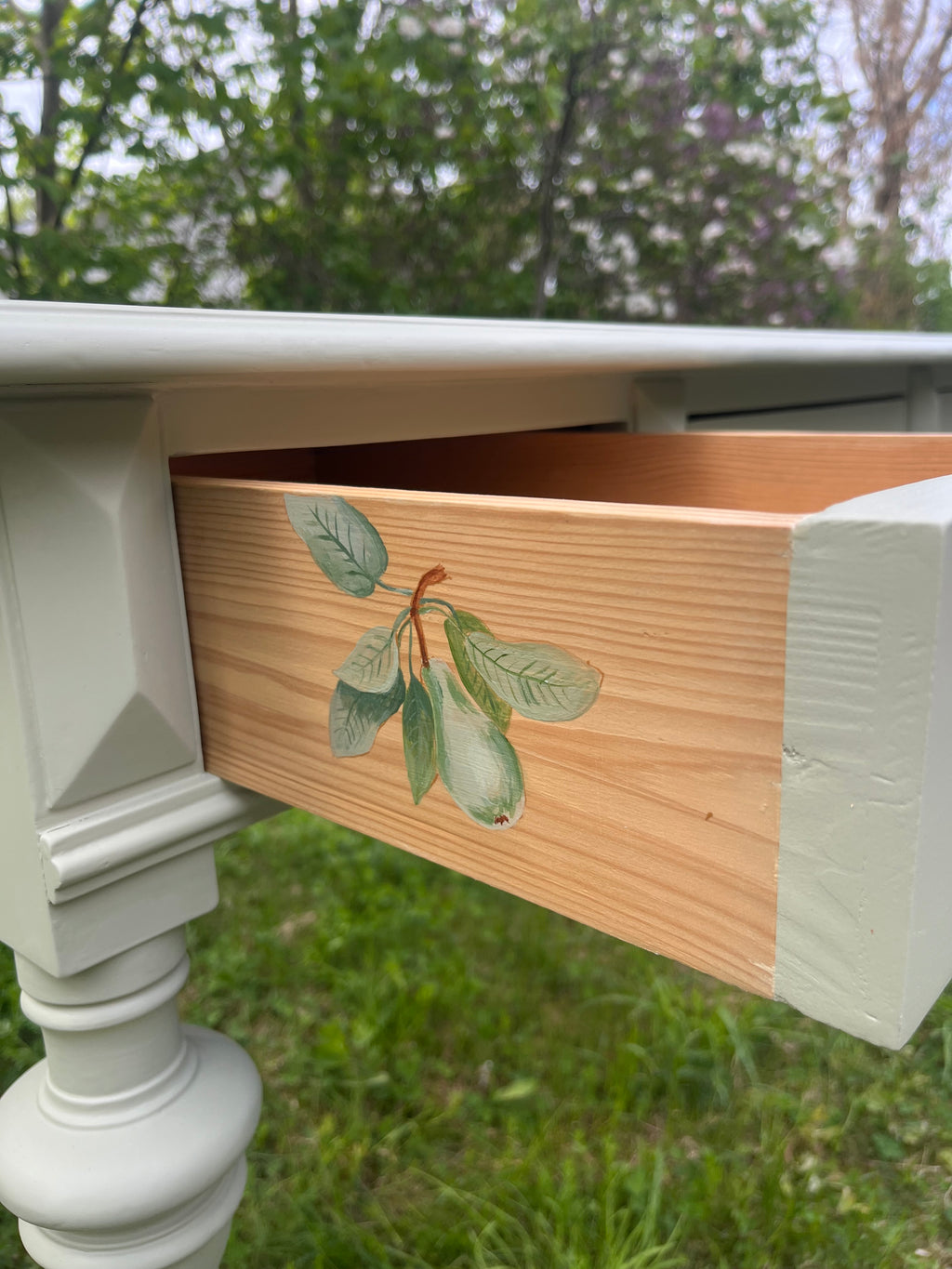 Skrivbord med handmålade detaljer.
